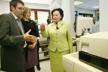 Soproga predsednika Republike Slovenije gospa Barbara Miklič Türk je danes skupaj s hčerko Heleno obiskala Inštitut za mikrobiologijo in imunologijo v Ljubljani, kjer sta podpisali Peticijo Evropskega združenja za boj proti okužbam s HPV in raku materničnega vratu (FA BOBO)