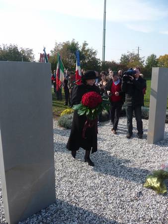Soproga predsednika Republike Slovenije Barbara Miklič Türk se je udeležila žalne slovesnosti v spomin na žrtve fašističnega taborišča v Gonarsu (foto: Jurij Paljk)