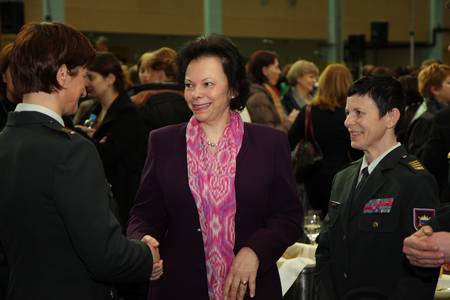 Soproga predsednika republike Barbara Miklič Türk se je udeležila slovesnosti ob mednarodnem dnevu žensk za pripadnice Slovenske vojske in zaposlene na Ministrstvu za obrambo (foto: Slovenska vojska)