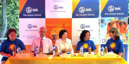 Soproga predsednika republike Barbara Miklič Türk je obiskala otroke, ki v okviru akcije Pomežik soncu letujejo v počitniškem domu Zveze prijateljev mladine Slovenije v Kranjski Gori (foto: Tinkara Zupan/STA)