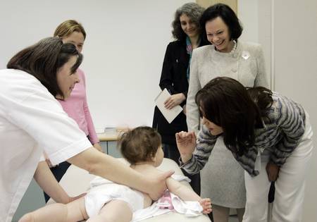 Soproga predsednika Barbara Miklič Türk in Danska princesa Mary v Ambulanti Šiška ob evropskem tednu cepljenja (FA BOBO)
