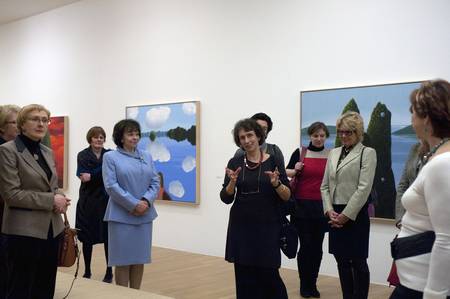 Soproga predsednika republike Barbara Miklič Türk si je z rezidenčnimi veleposlanicami in soprogami rezidenčnih veleposlanikov v Republiki Sloveniji ogledala retrospektivno razstavo Metke Krašovec (foto: Dejan Habicht)