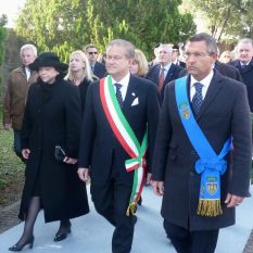Soproga predsednika Republike Slovenije Barbara Miklič Türk se je udeležila žalne slovesnosti v spomin na žrtve fašističnega taborišča v Gonarsu - Gonars, 01.11.2011 (foto: Jurij Paljk)
