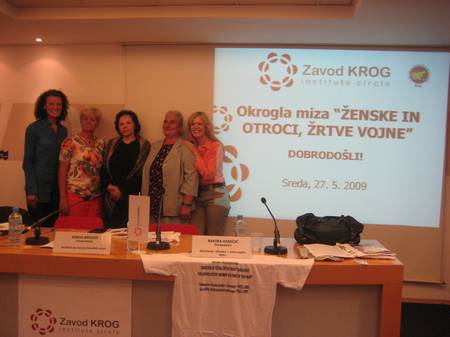 Soproga predsednika republike Barbara Miklič Türk se je udeležila okrogle mize o ženskah in otrocih, žrtvah vojne, ki jo je v okviru obeležitve obletnice genocida v Srebrenici pripravil Zavod Krog (foto: Center Evropa)