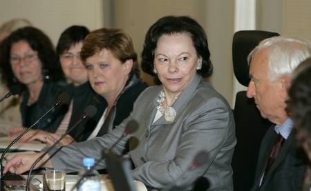 Gospa Barbara Miklič Türk je gostila posvet o prostovoljstvu in humanitarni dejavnosti na področju zdravstva in socialnega varstva, ki se ga je udeležilo 30 predstavnikov prostovoljskih organizacij iz Republike Finske (foto: Tina Kosec/STA)
