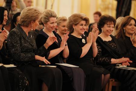 Na povabilo soproge predsednika Ruske federacije Svetlane Medvedjeve so se Njeno veličanstvo belgijska kraljica Paola, soproga predsednika Republike Slovenije Barbara Miklič Türk, soproga predsednika Republike Ciper Elsie Christofias in soproga predsednika Republike Armenije Rita Sargsyan kot častne gostje udeležile tretjega mednarodnega festivala Vzhajajoče zvezde klasične glasbe (foto: Kremelj)