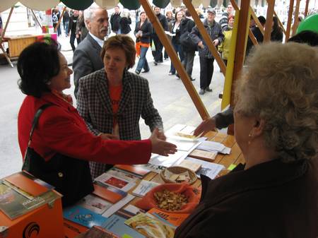 Soproga predsednika Barbara Miklič Türk pri stojnici Društva onkoloških bolnikov Slovenije ob Dnevu prostovoljstva