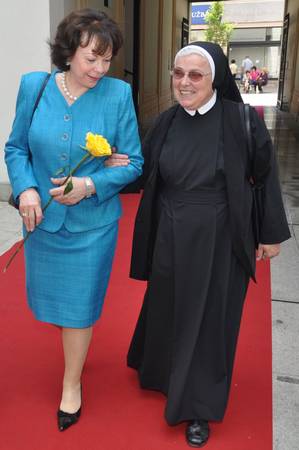 Soproga predsednika republike Barbara Miklič Türk se je udeležila 20. vseslovenskega srečanja žensk z rakom dojke "Nova pomlad življenja" (foto: Janez Platiše)