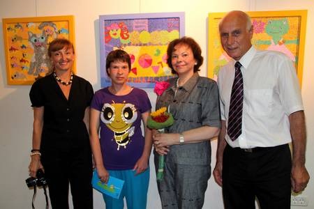 Soproga predsednika republike Barbara Miklič Türk je kot častna pokroviteljica odprla razstavo ilustracij "Žabe, stonoge in druge glavne vloge" (foto: Manca Čujež/Založba Sanje)