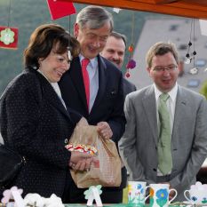 Predsednik republike dr. Danilo Türk in soproga Barbara Miklič Türk sta se udeležila otvoritvene slovesnosti 6. Mednarodnega festivala alpskega cvetja - Bohinjska Bistrica, 19.05.2012 (foto: Tina Kosec/STA)