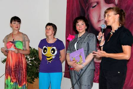 Soproga predsednika republike Barbara Miklič Türk je kot častna pokroviteljica odprla razstavo ilustracij "Žabe, stonoge in druge glavne vloge" (foto: Manca Čujež/Založba Sanje)