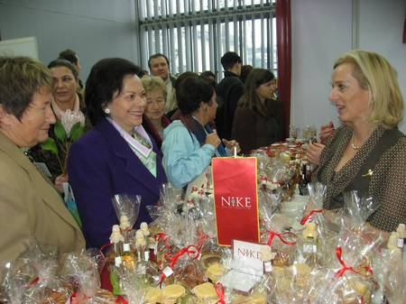 Soproga predsednika republike Barbara Miklič Türk je odprla 15. mednarodni dobrodelni bazar Slovenskega mednarodnega združenja žensk SILA (foto: Doroteja Omahen, združenje SILA) 