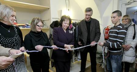 Soproga predsednika republike Barbara Miklič Türk se je udeležila odprtja trgovine rabljenih in predelanih oblačil Oblačilnica dela (foto: Daniel Novakovič/STA)