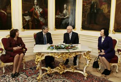 President Türk and Barbara Miklič Türk meet President Klaus and his wife Livia Klausová (FA BOBO)