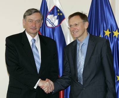 The President of the Republic of Slovenia, Dr Danilo Türk, receives the European Commissioner for the Environment, Dr Janez Potočnik (photo: Tina Kosec/STA)