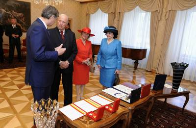 The Slovenian President presented awards to Their Majesties King Harald V and Queen Sonja of Norway, while the King of Norway conferred awards on the President of the Republic of Slovenia, Dr Danilo Türk, and his spouse, Barbara Miklič Türk (photo: Nebojša Tejić/STA)