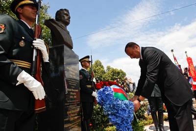 The President of the Republic of Azerbaijan, Dr Ilham Aliyev, lays a wreath to the memorial of Azerbaijani national hero Mehdi Huseynzadeh-Mihajlo (photo: Stanko Gruden/STA)