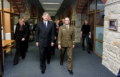 The President of the Republic of Slovenia, Dr Danilo Türk, visits the NATO Cooperative Cyber Defence Centre of Excellence (photo: Stanko Gruden/STA)