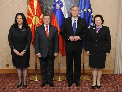 The President of the Republic of Slovenia, Dr Danilo Türk, and his wife, Barbara Miklič Türk, meet the President of the Republic of Macedonia, Dr Gjorge Ivanov, and his wife, Maja Ivanov (photo: Nebojša Tejić/STA)
