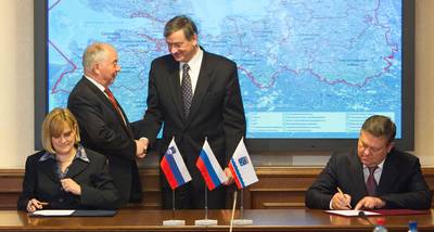 Darja Radić, Minister of the Economy of the Republic of Slovenia and Valery Serdyukov, Governor of the Leningrad Region sign a Memorandum of Cooperation in the presence of Slovenian President Danilo Türk (Photo: Stanko Gruden/STA)