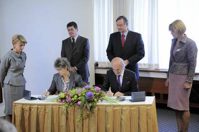 The Chairman of the Supervisory Board of the Slovenian Chamber of Commerce and Industry, Edvard Svetlik, and the Director of the Tirana Chamber of Commerce, Eugenia Gjuraj, sign an agreement on mutual co-operation (FA BOBO)