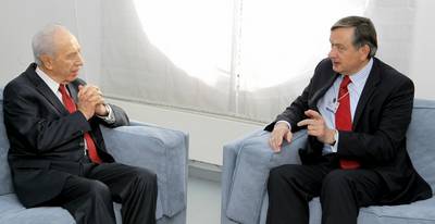 The President of the Republic of Slovenia, Dr Danilo Türk, meets the President of the State of Israel, Shimon Peres (photo: Daniel Novakovič/STA)