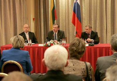 The Slovenian President, Dr Danilo Türk, and the Lithuanian Prime Minister, Andrius Kubilius, attend the Lithuanian-Slovenian business forum, where both addressed an audience of business people from the two countries (photo: Tina Kosec/STA)