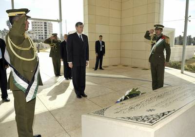 Slovenian President Danilo Türk laying a wreath at the grave of the former Palestine President Yasser Arafat (FA BOBO)