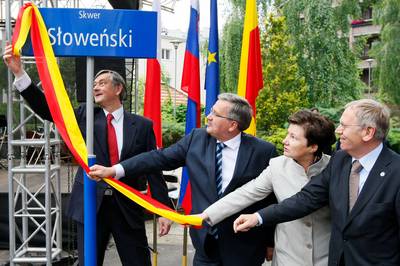 The President of the Republic of Slovenia, Dr Danilo Türk, the President of the Republic of Poland, Bronisław Komorowski, and the Mayor or Warsaw, Dr Hanna Gronkiewicz-Waltz, and the Slovenian Ambassador in Poland, Marjan Šetinc, at the opening of a new Slovenian Square in Warsaw (photo: Stanko Gruden/STA)