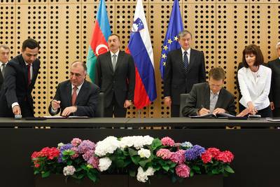 The President of the Republic of Slovenia, Dr Danilo Türk, and the President of the Republic of Azerbaijan, Dr Ilham Aliyev, attend the signing of bilateral agreements between Slovenia and Azerbaijan (photo: Nebojša Tejić/STA)