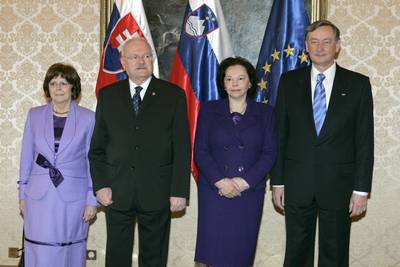 The President of the Republic of Slovenia, Dr Danilo Türk, and his wife, Barbara Miklič Türk, receive the President of the Slovak Republic, Dr Ivan Gašparovič, and his wife Silvia Gašparovič (photo: Tina Kosec/STA)