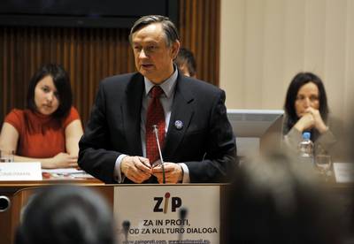 President of the Republic Dr Danilo Türk attended a public debate on the active citizenship of young people and elections to the European Parliament (FA BOBO)