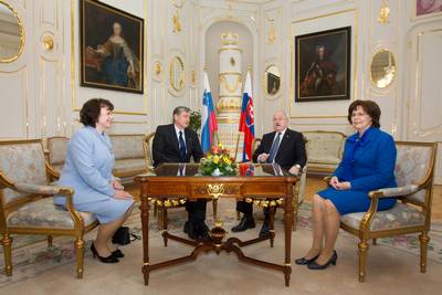 The President of the Slovak Republic, Ivan Gašparovič and his wife, Silvia Gašparovičová, receive the President of the Republic of Slovenia, Danilo Türk, and his wife, Barbara Miklič Türk (photo: Stanko Gruden/STA)
