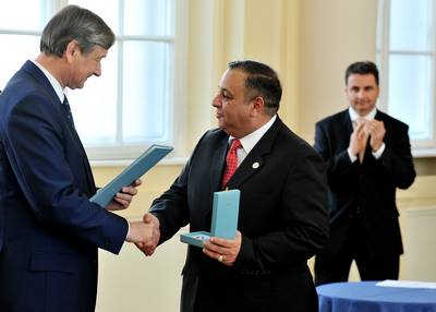 Slovenian President Dr Danilo Türk confers the Order of Merits on Mohammad Al-Khashman (photo: Tamino Petelinšek/STA)