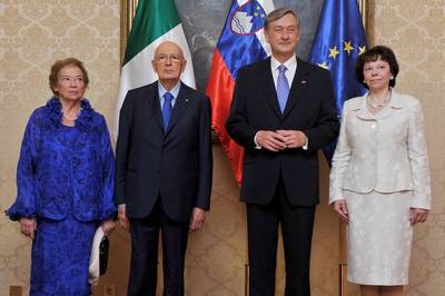 President of the Republic of Slovenia, Dr Danilo Türk, and his wife, Barbara Miklič Türk, welcome the President of the Italian Republic, Giorgio Napolitano, and his wife, Clio Napolitano (photo: Tamino Petelinšek/STA)