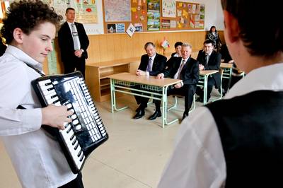 The President of the Republic of Hungary, Dr Pál Schmitt, and the President of the Republic of Slovenia, Dr Danilo Türk, visit the Jožef Košič Bilingual Basic School (photo: Stanko Gruden/STA)