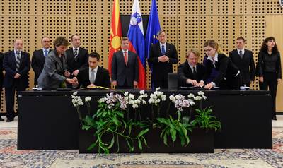 The President of the Republic of Slovenia, Dr Danilo Türk, and the President of the Republic of Macedonia, Dr Gjorge Ivanov, attend the signing of the protocol on cooperation in education (photo: Nebojša Tejić/STA)