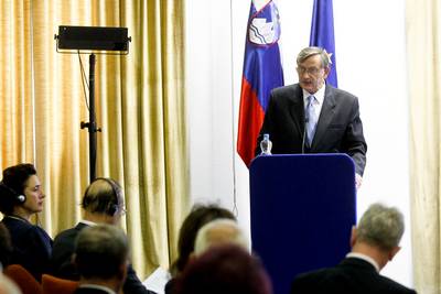 President of the Republic of Slovenia, Dr Danilo Türk, delivers a lecture entitled “Slovenia and the World”, organised by the Club of Former Slovenian Ambassadors, in cooperation with the International Center for Promotion of Enterprises (photo: Stanko Gruden/STA)
