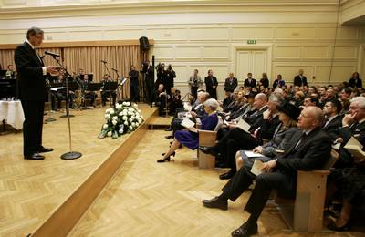 The President of the Republic of Slovenia, Dr Danilo Türk, and his wife, Barbara Miklič Türk, together with Queen Elizabeth II and Prince Philip, Duke of Edinburgh, at the presentation of the MEPI (International Award for Young People) Gold Awards (FA BOBO)