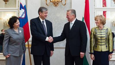 The President of the Republic of Slovenia, Dr Danilo Türk, and his wife, Barbara Miklič Türk, are greeted by the President of the Republic of Hungary, Dr Pál Schmitt and his wife, Katalin Makray Schmittné (photo: Stanko Gruden/STA)