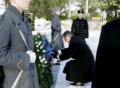 The President of the Republic of Slovenia, Dr Danilo Türk, lays a wreath at the Cross of Heroes and the grave of Marshal Mannerheim (photo: Tina Kosec/STA)