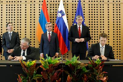 President Dr Danilo Türk and President Serzh Sargsyan attend the signing of bilateral agreements between the Republic of Slovenia and the Republic of Armenia (photo: Stanko Gruden/STA)