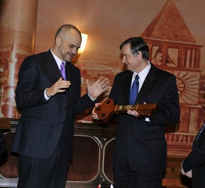President Türk meets the Mayor of Tirana, Edi Rama, and becomes a citizen of honour of Tirana (FA BOBO)