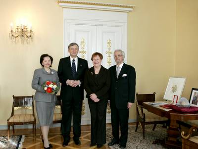 Finnish President Tarja Halonen and her husband, Dr Pentti Arajärvi, receive the Slovenian President, Dr Danilo Türk, and his wife, Barbara Miklič Türk (photo: Tina Kosec/STA)