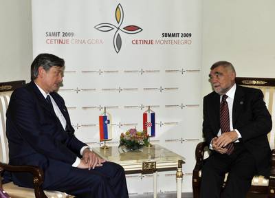The President of the Republic, Dr Danilo Türk, met with the President of Croatia, Stjepan Mesić, on the margins of the Regional Summit Forum of Heads of State of South-East Europe (FA BOBO)