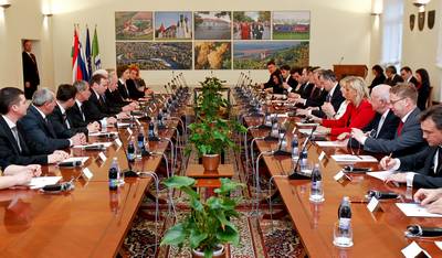 The President of the Republic of Slovenia, Dr Danilo Türk, and the President of the Republic of Hungary, Dr Pál Schmitt, meet the representatives of the Hungarian national community in Slovenia (photo: Stanko Gruden/STA)