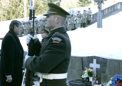 The Slovenian President, Dr Danilo Türk, lays a wreath at the Memorial to the Fallen for Lithuanian Independence at the Antakalnis Cemetery (photo: Tina Kosec/STA)
