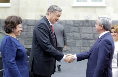 President of the Republic of Slovenia Dr Danilo Türk and his spouse Barbara Miklič Türk were welcomed by President of the Republic of Armenia Serzh Sargsyan and his spouse Rita Sargsyan (photo: Daniel Novakovič/STA)