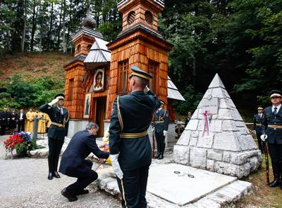 President Türk and the Speaker of the State Duma of the Federal Assembly of the Russian Federation, Boris Gryzlov, place wreaths upon the tomb of Russian soldiers, prisoners of war who died in an avalanche of snow when building the road over the Vršič pass (photo: Stanko Gruden/STA)