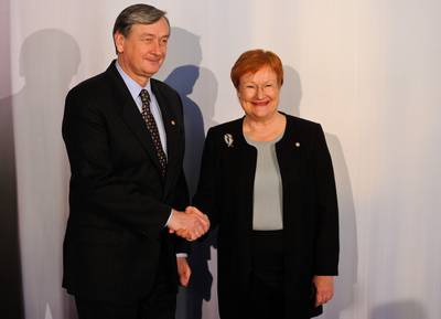 The hostess of the informal meeting of the Arraiolos Group, the President of the Republic of Finland, Tarja Halonen, receives the President of the Republic of Slovenia, Dr Danilo Türk (photo: Nebojša Tejić/STA)